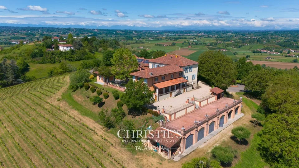 Weingut mit Panoramablick auf die UNESCO-Welterbelandschaft der Hügel bei Asti