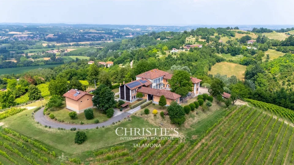 Weingut mit Panoramablick auf die UNESCO-Welterbelandschaft der Hügel bei Asti