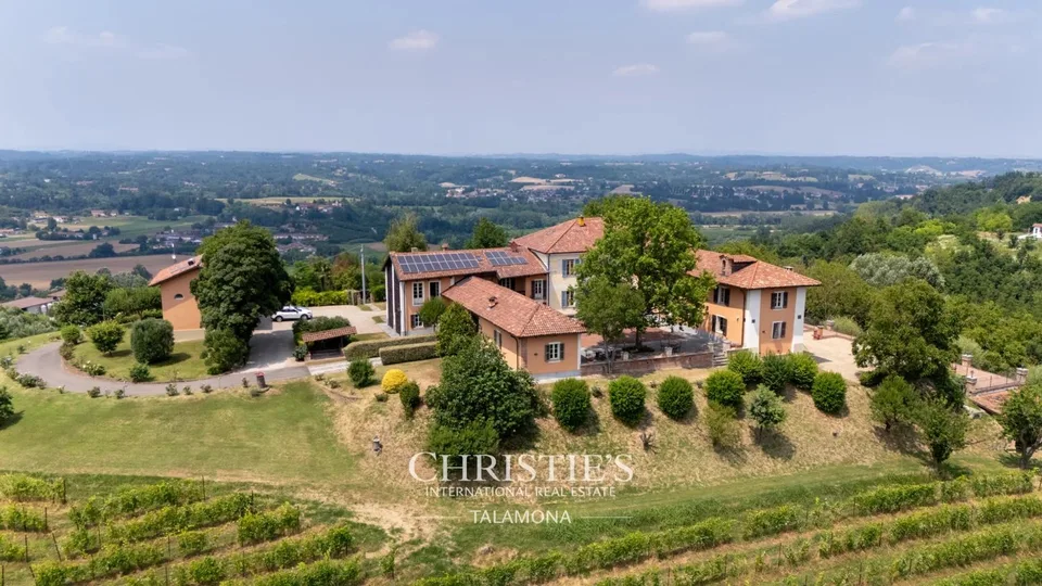 Weingut mit Panoramablick auf die UNESCO-Welterbelandschaft der Hügel bei Asti – Foto 8 von 9