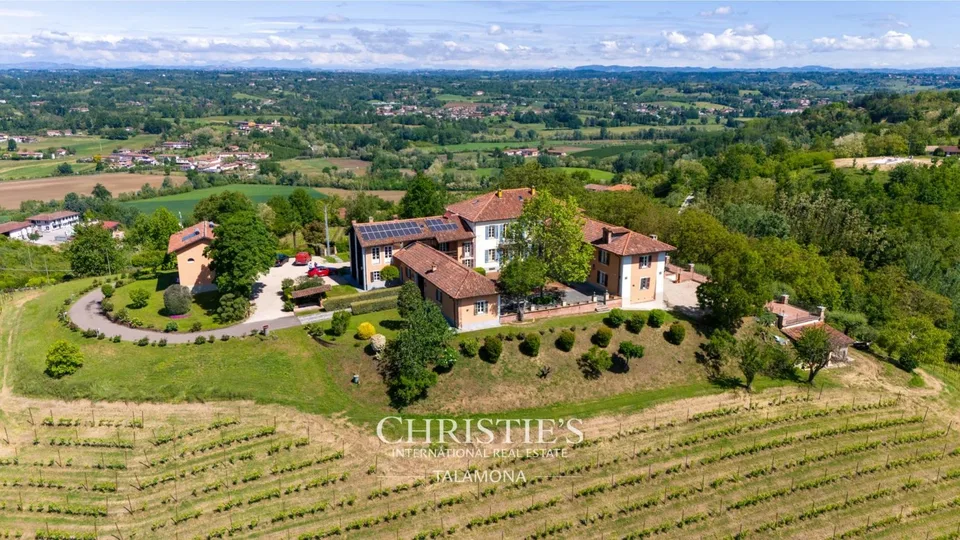 Weingut mit Panoramablick auf die UNESCO-Welterbelandschaft der Hügel bei Asti – Foto 9 von 9