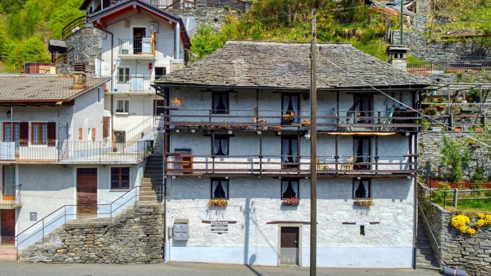 Maison rénovée avec trois appartements de 3 ½ pièces avec terrain constructible