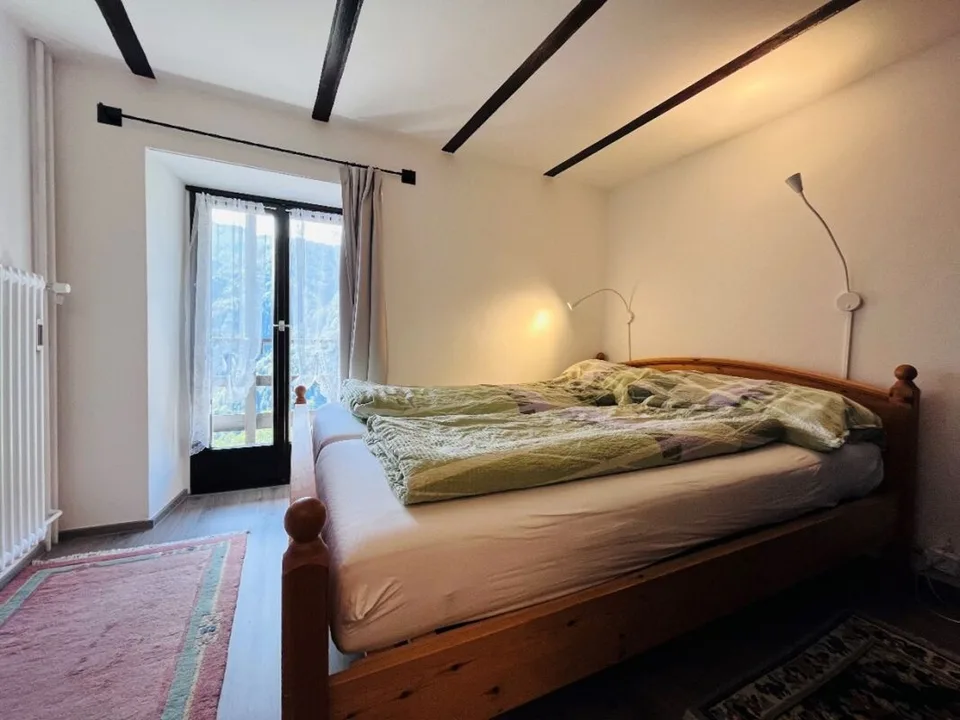 Maison rénovée avec trois appartements de 3 ½ pièces avec terrain constructible