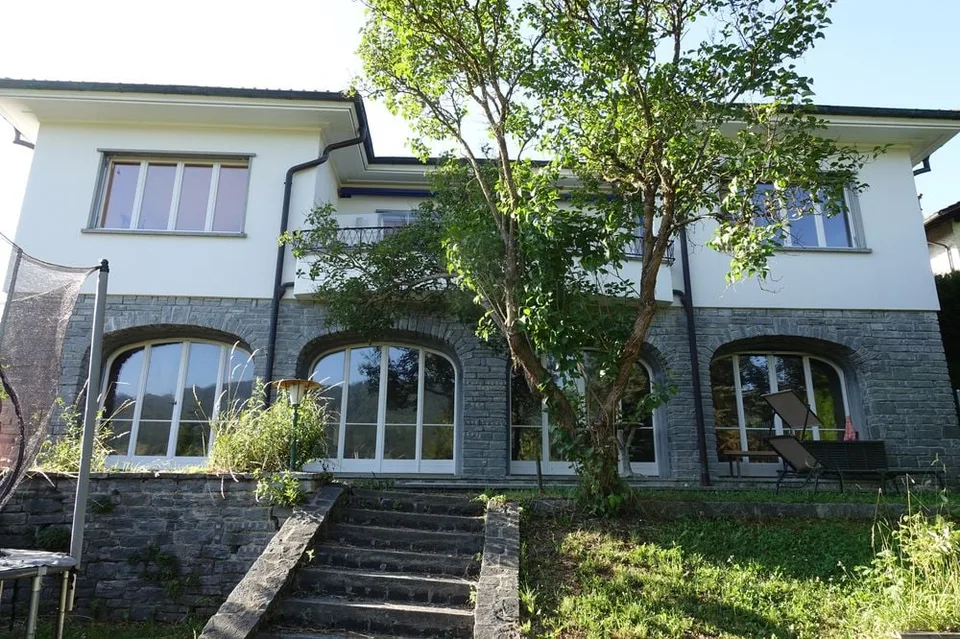 Reconvilier - Magnifique maison familiale de 7 1/2 pièces avec garages et places de parc