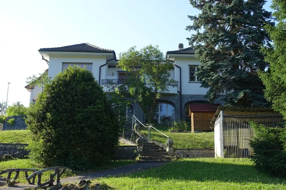 Reconvilier - Magnifica casa familiare di 7 1/2 locali con garage e posti auto