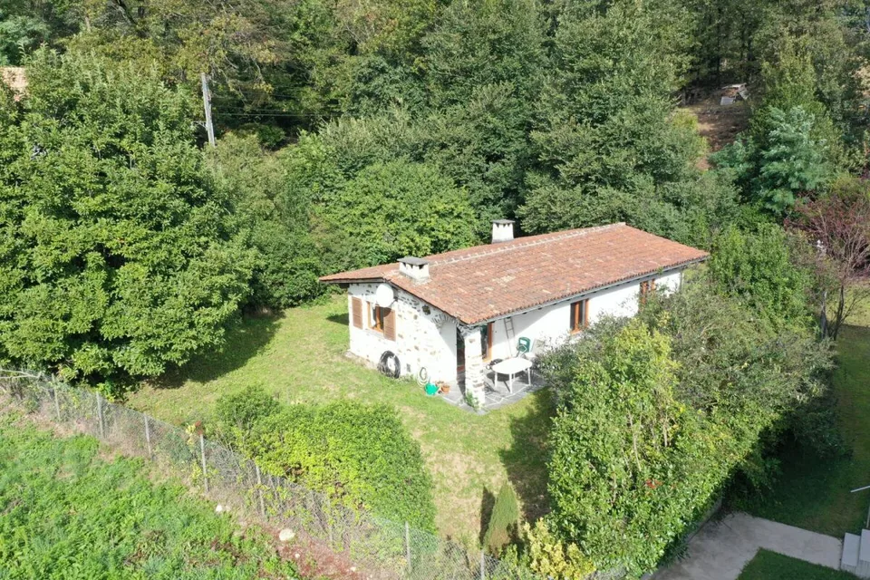 Ferienhaus auf grosser Baulandparzelle an ruhiger Lage mitten im Grünen