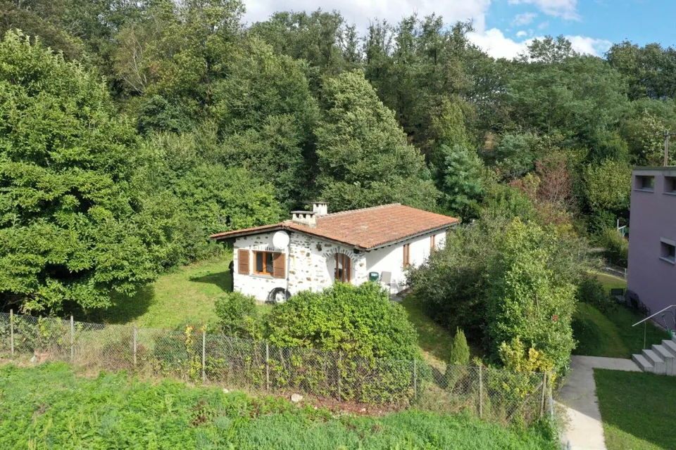 Ferienhaus auf grosser Baulandparzelle an ruhiger Lage mitten im Grünen