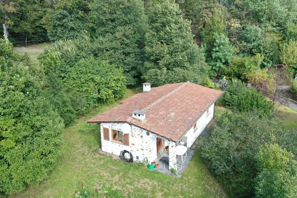 Ferienhaus auf grosser Baulandparzelle an ruhiger Lage mitten im Grünen