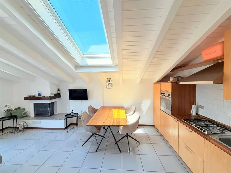 Superbe attique rénové dans une petite résidence avec piscine et vue fantastique