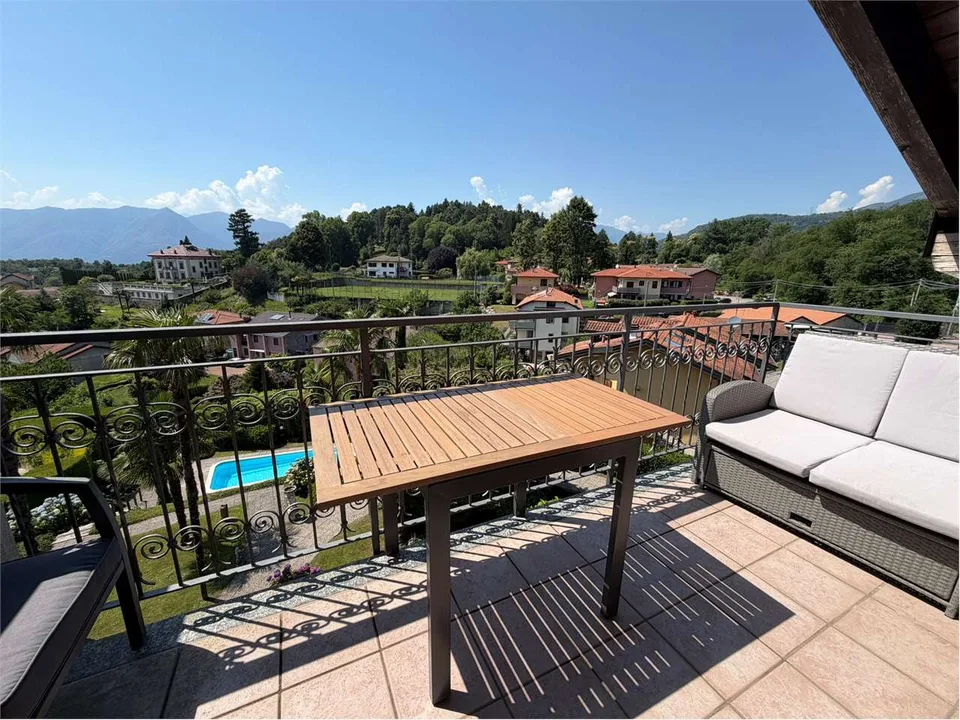 Superbe attique rénové dans petite résidence avec piscine et vue fantastique sur le lac – photo 13 sur 13