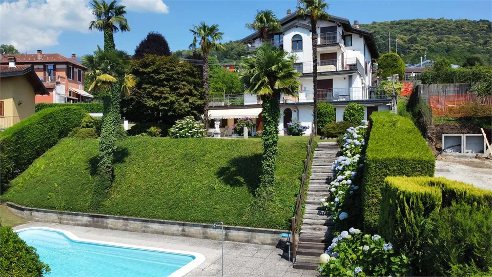 Attico ristrutturato in piccolo residence con piscina e fantastica vis