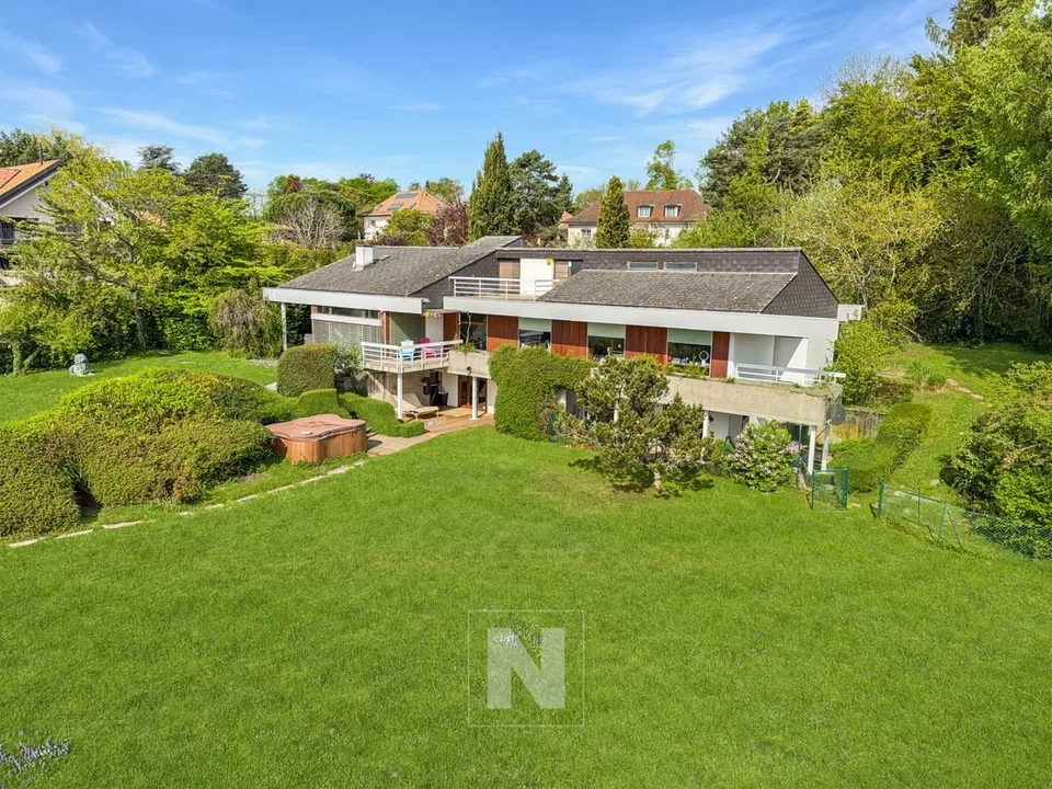 Villa indipendente in vendita a Denens di 9 locali - 248 m2 abitabili e più di 4'000 m2 di terreno, con vista sul lago