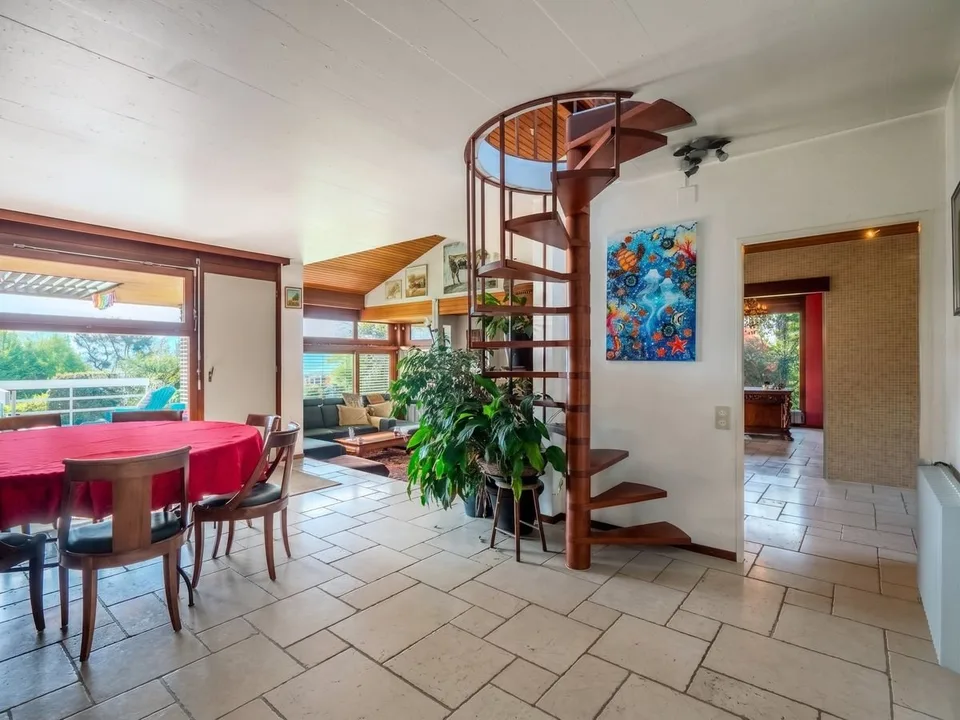 Villa indipendente in vendita a Denens di 9 locali - 248 m2 abitabili e più di 4'000 m2 di terreno, con vista sul lago