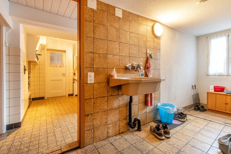 Casa colonica ricca di potenziale con tre unità abitative e fienile – foto 25 di 30