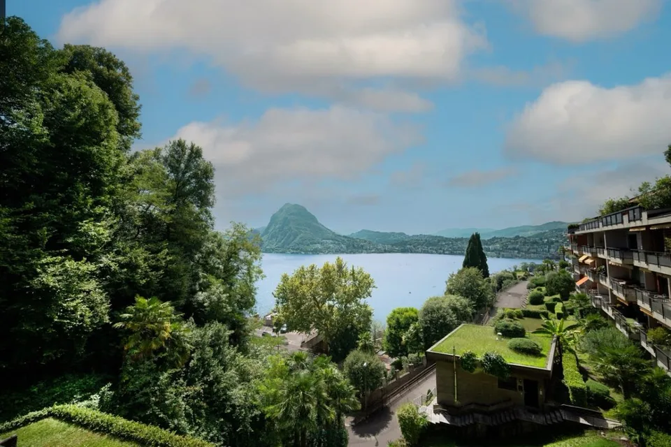 Traumhafter Seeblick, umgeben von ruhigem Grün