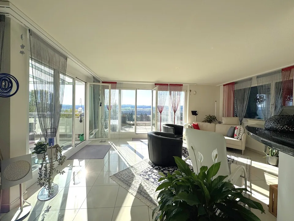 Appartamento con terrazza e vista panoramica impressionante, compreso due posti auto