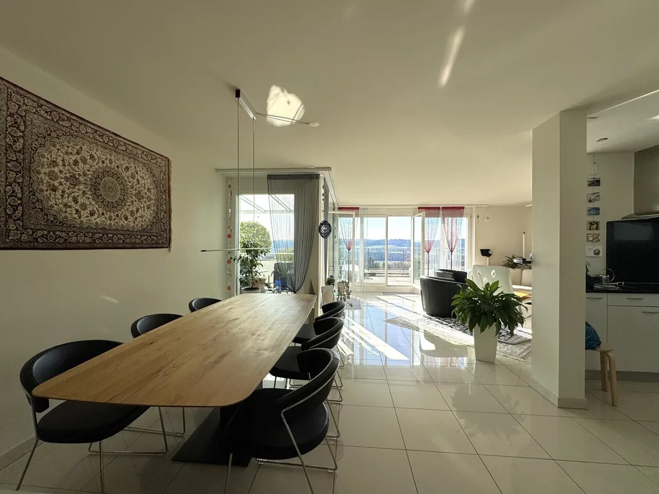 Appartamento con terrazza e vista panoramica impressionante, compreso due posti auto