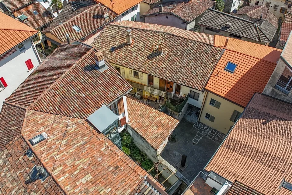 Caratteristica casa Ticinese Plurifamiliare con cortile privato