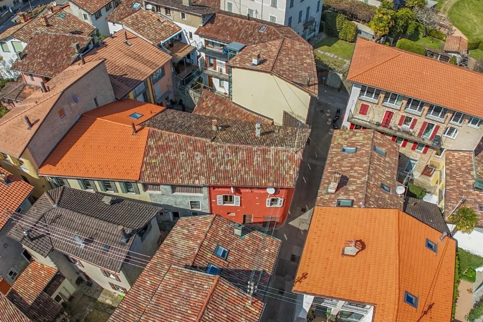 Caratteristica casa Ticinese Plurifamiliare con cortile privato