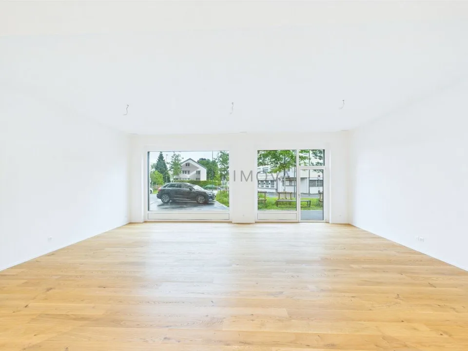 Bien visible, utilisable de manière flexible - Votre espace commercial avec vitrine et places de parking