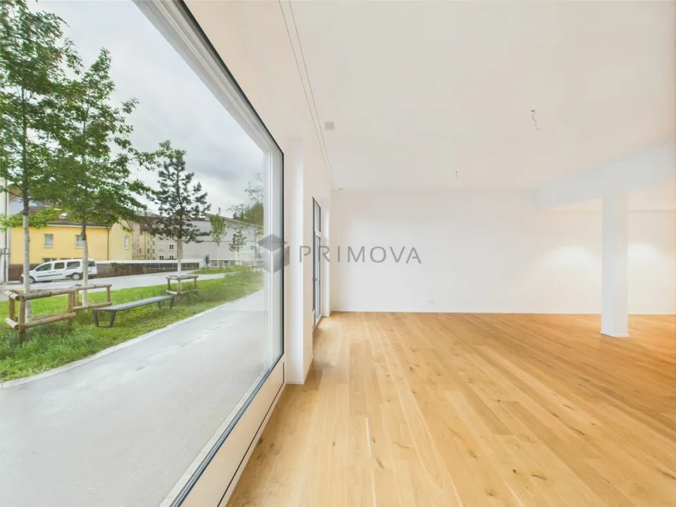 Bien visible, utilisable de manière flexible - Votre espace commercial avec vitrine et places de parking