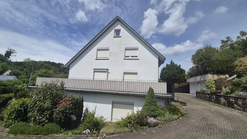 Jestetten - Casa di 2 famiglie con circa 2300 m² di terreno edificabile
