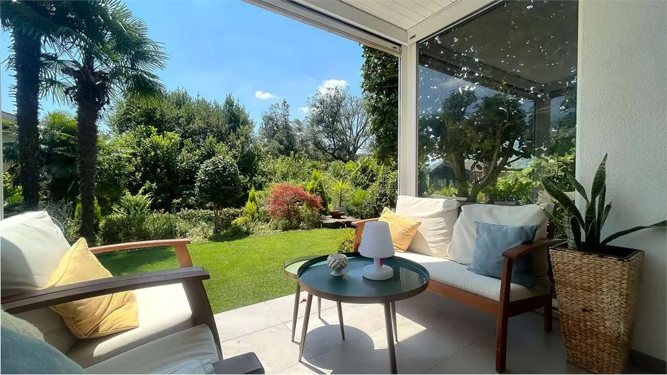 ELEGANTE CASA CON GIARDINO E VISTA SUL VERDE