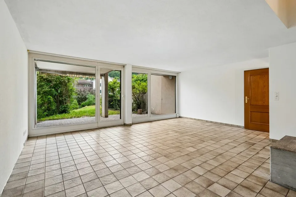 Ampia casa semidetachata di 7,5 locali con potenziale di ristrutturazione