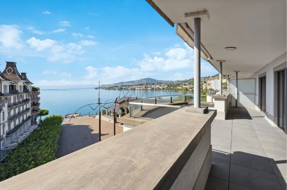 Superba attico in vendita sulla strada principale di Montreux con vista diretta su Freddie Mercury!