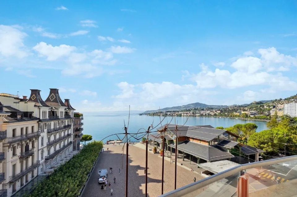 Superbe attique en vente sur l'artère principale de Montreux avec vue directe sur Freddie Mercury!