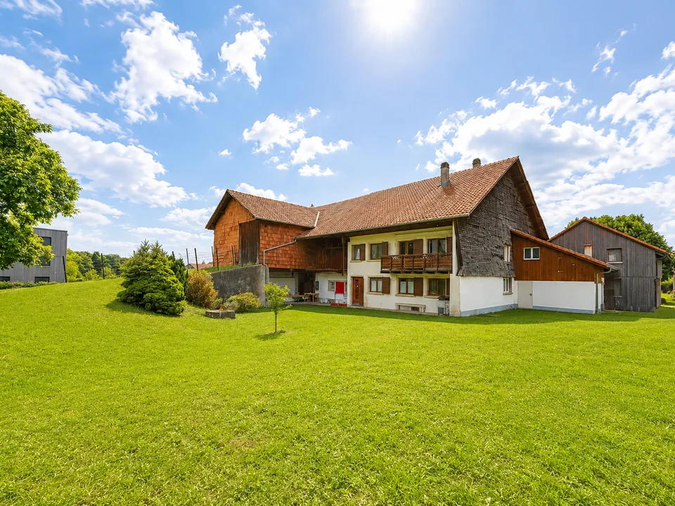 Ferme de caractère avec 3 logements indépendants sur 2'998 m² de terrain