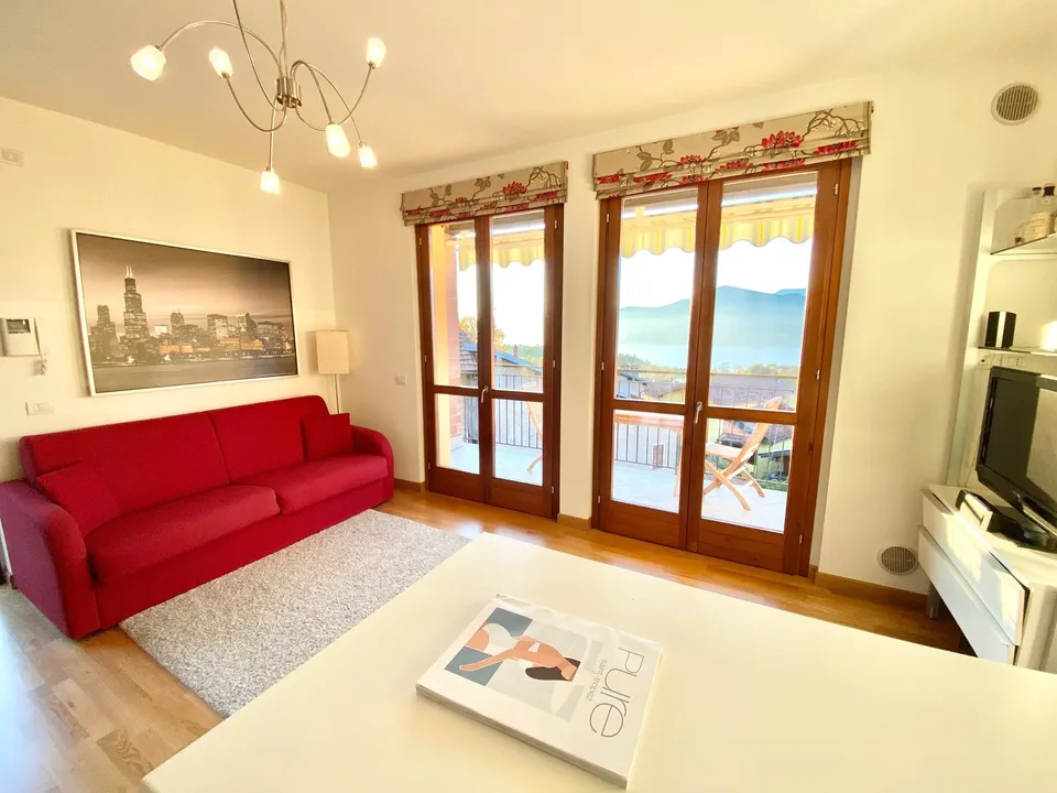 Sehr schöne 2-Zimmer-Eck-Wohnung mit Terrasse mit solarbeheiztem Pool und traumhaftem Seeblick