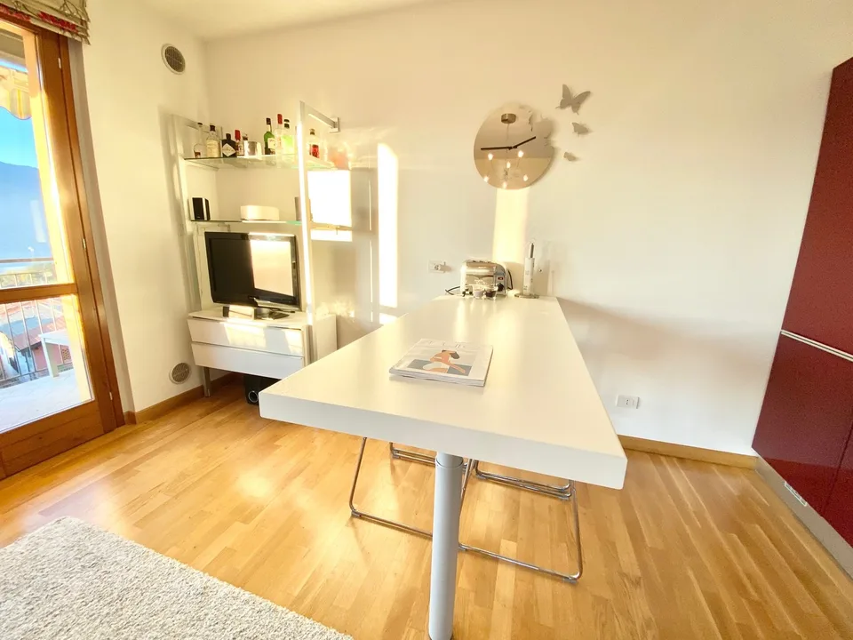 Sehr schöne 2-Zimmer-Eck-Wohnung mit Terrasse mit solarbeheiztem Pool und traumhaftem Seeblick