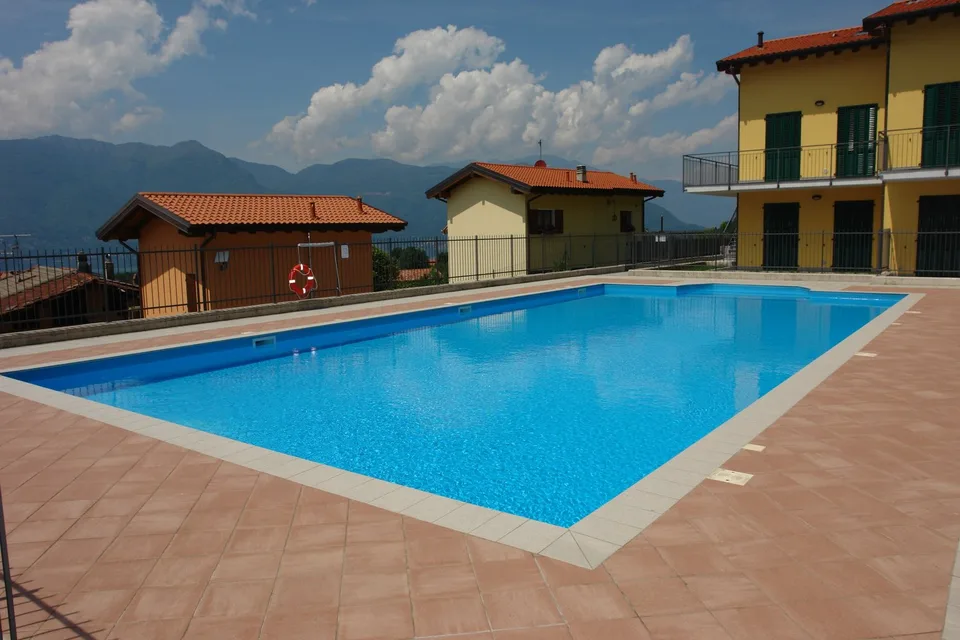 Sehr schöne 2-Zimmer-Eck-Wohnung mit Terrasse mit solarbeheiztem Pool und traumhaftem Seeblick – Foto 11 von 13
