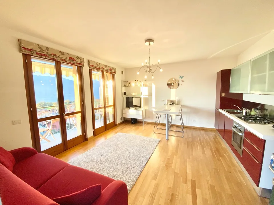 Sehr schöne 2-Zimmer-Eck-Wohnung mit Terrasse mit solarbeheiztem Pool und traumhaftem Seeblick
