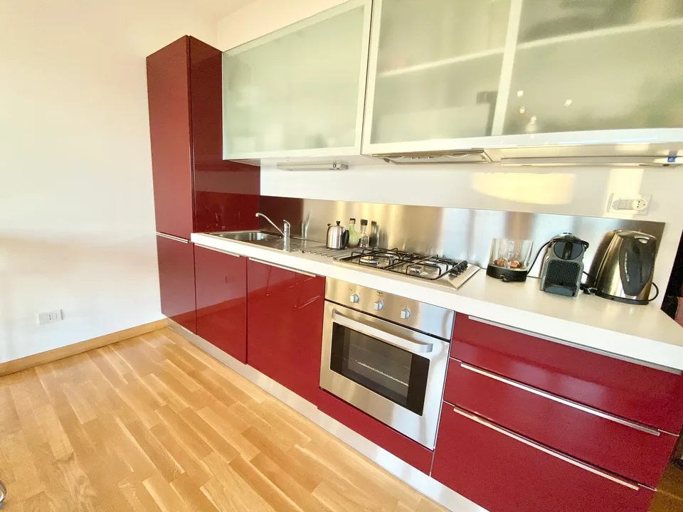Sehr schöne 2-Zimmer-Eck-Wohnung mit Terrasse mit solarbeheiztem Pool und traumhaftem Seeblick – Foto 6 von 13