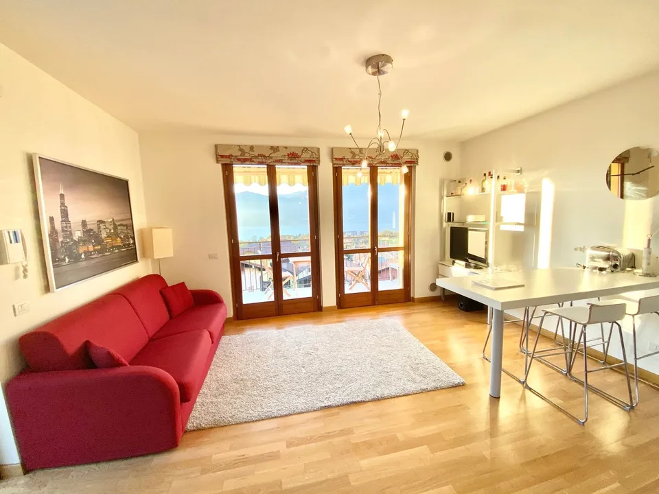 Sehr schöne 2-Zimmer-Eck-Wohnung mit Terrasse mit solarbeheiztem Pool und traumhaftem Seeblick