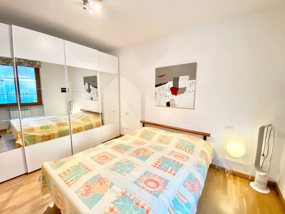 Sehr schöne 2-Zimmer-Eck-Wohnung mit Terrasse mit solarbeheiztem Pool und traumhaftem Seeblick – Foto 8 von 13