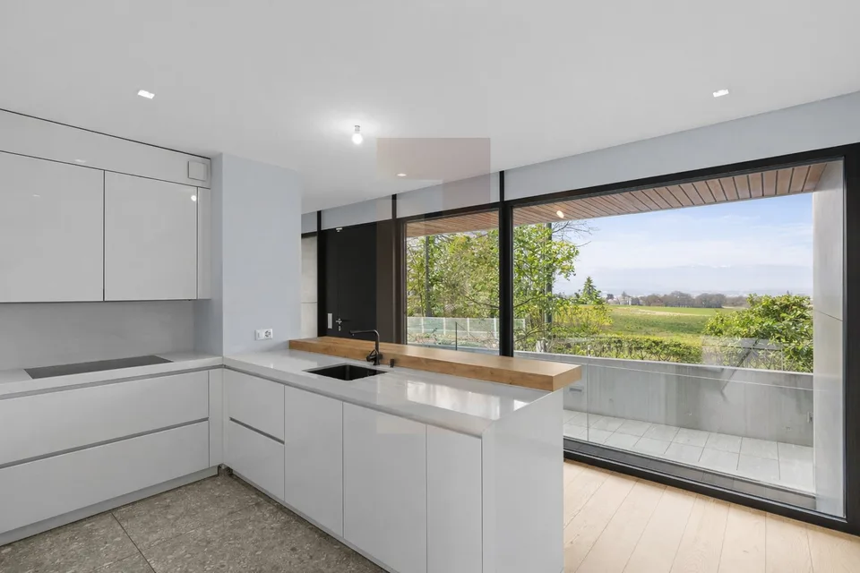 In Esclusiva: Townhouse con vista lago e piscina in una residenza di lusso