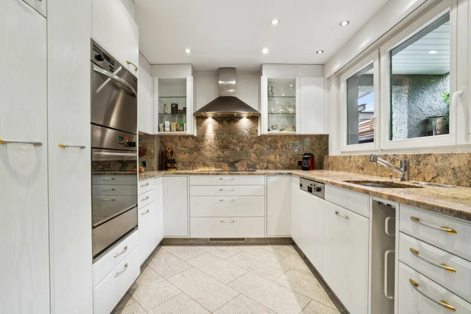 Maison familiale semi-détachée de 7,5 pièces avec hall de stockage accessible en voiture