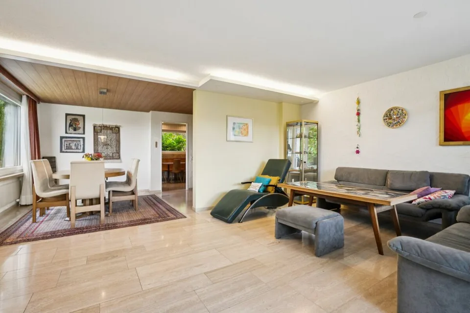 Maison familiale semi-détachée de 7,5 pièces avec hall de stockage accessible en voiture