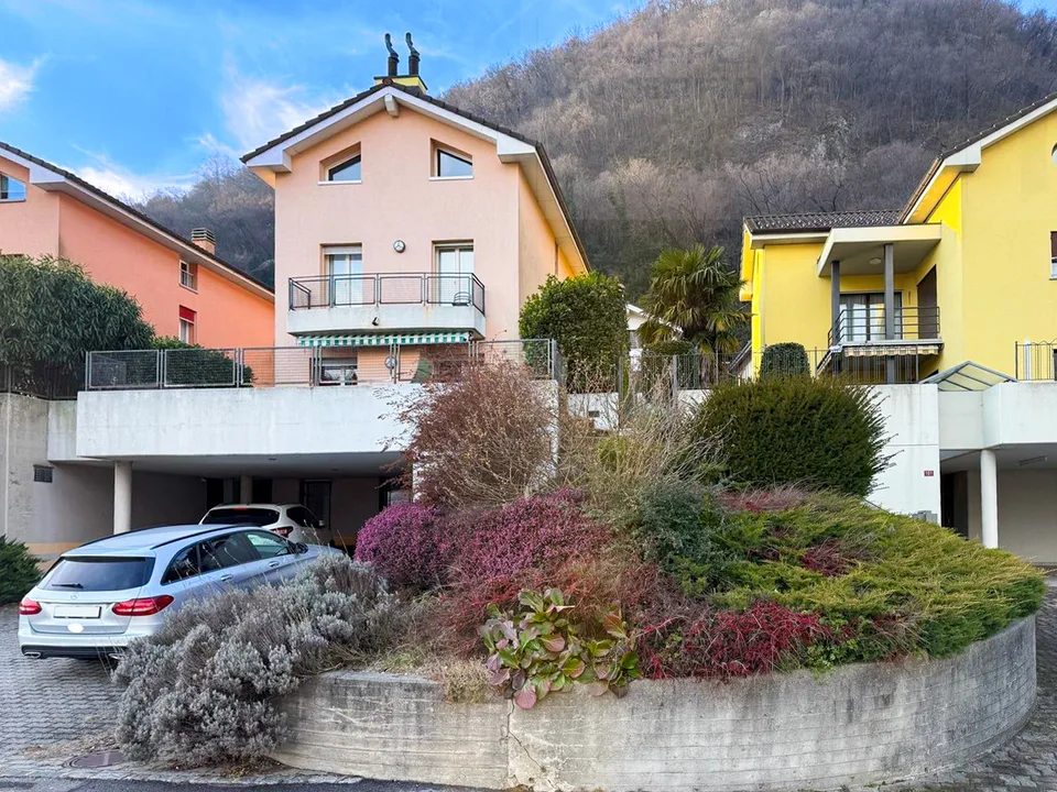 SPAZIOSA CASA CON GIARDINO E VISTA SULLE VIGNE