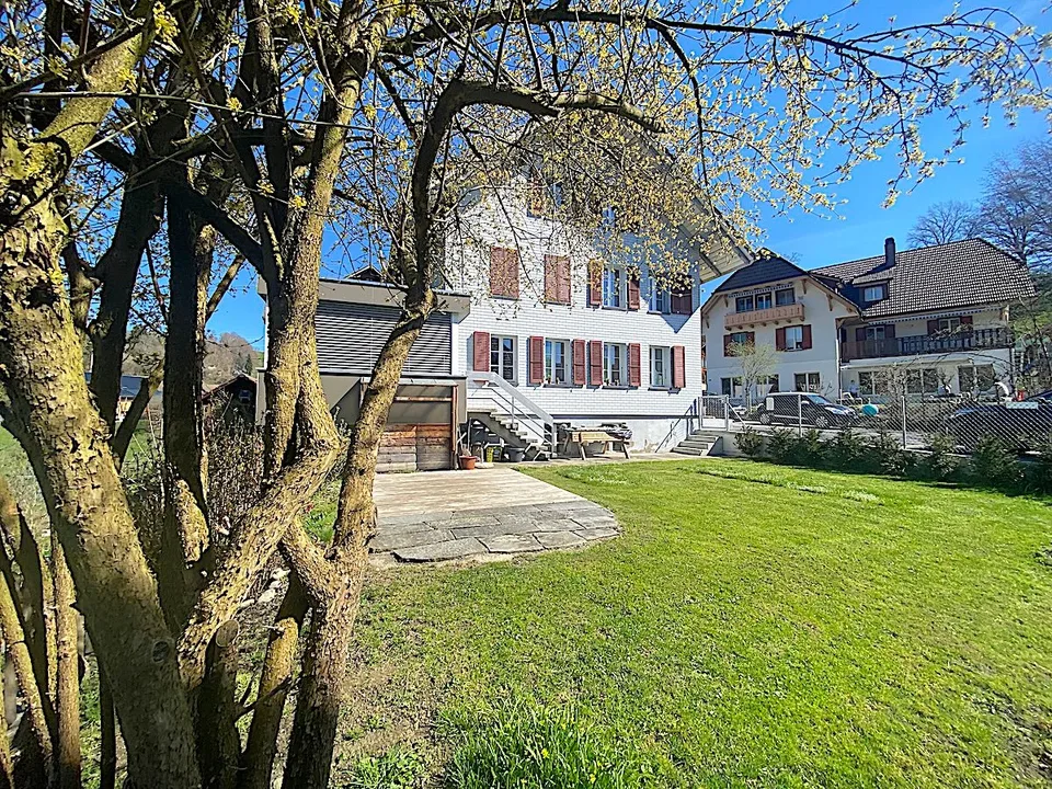 Casa multifamiliare con grande giardino, 13 camere, 3 appartamenti