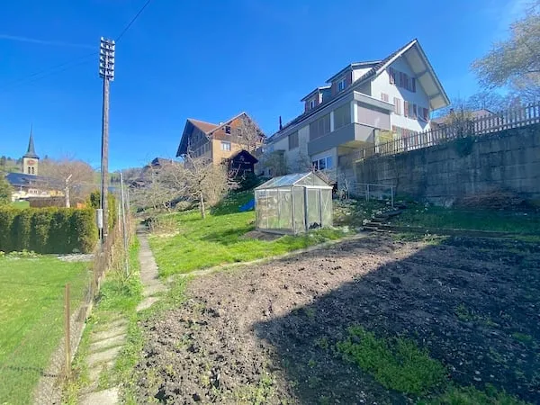 Casa multifamiliare con grande giardino, 13 camere, 3 appartamenti