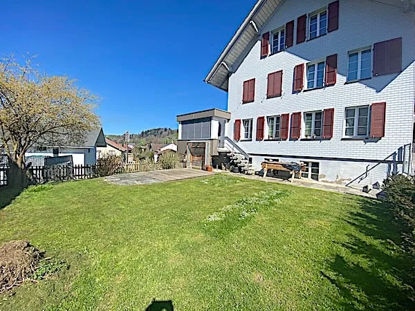 Mehrfamilienhaus m. grossem Garten, 13 Zimmer, 3 Wohnungen
