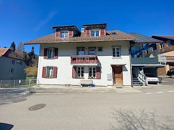 Casa multifamiliare con grande giardino, 13 camere, 3 appartamenti