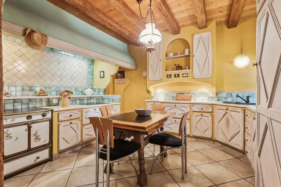 Proprietà con fascino autentico, finiture curate e grande giardino – foto 7 di 13