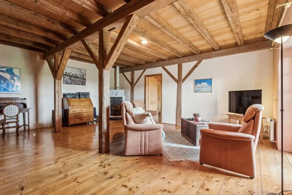 Proprietà con fascino autentico, finiture curate e grande giardino – foto 9 di 13
