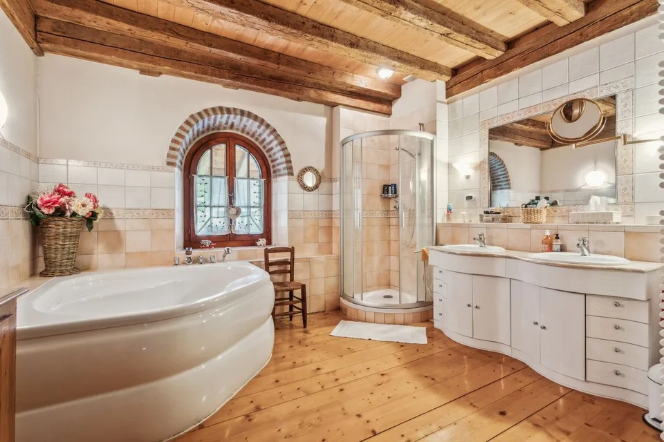 Proprietà con fascino autentico, finiture curate e grande giardino – foto 12 di 13