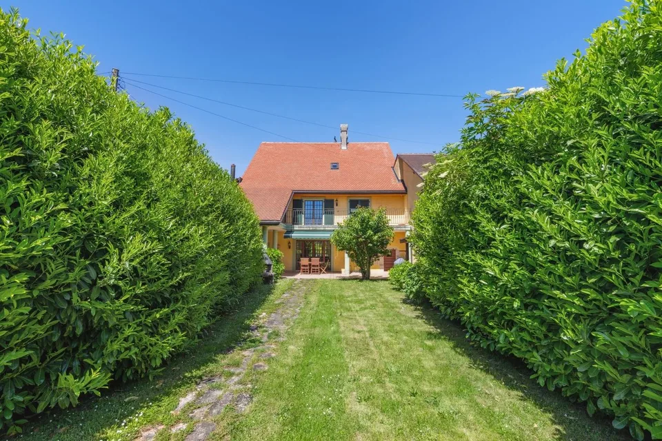 Propriété au charme authentique, finitions soignées et grand jardin