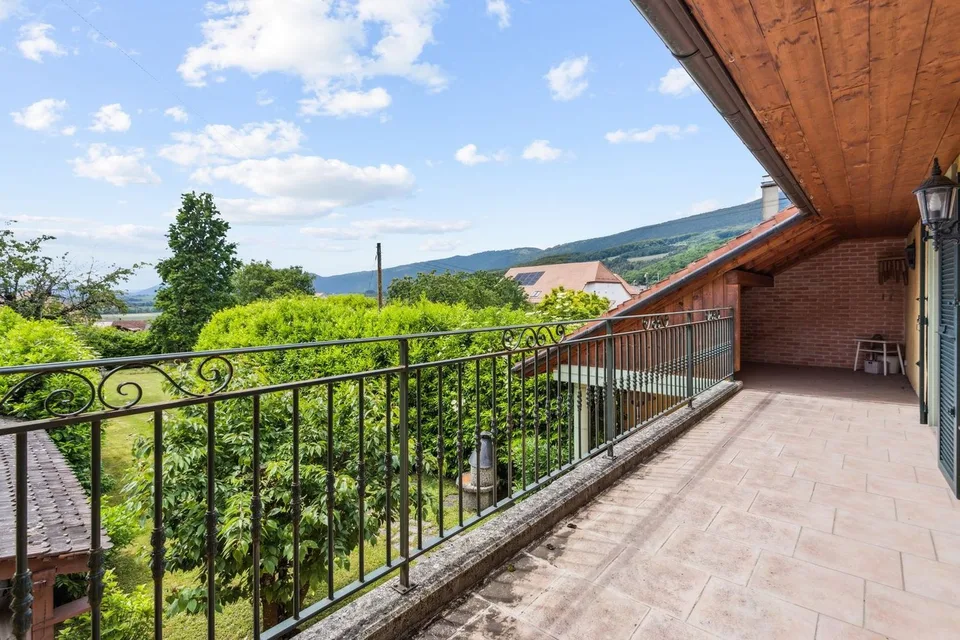 Proprietà con fascino autentico, finiture curate e grande giardino – foto 11 di 13